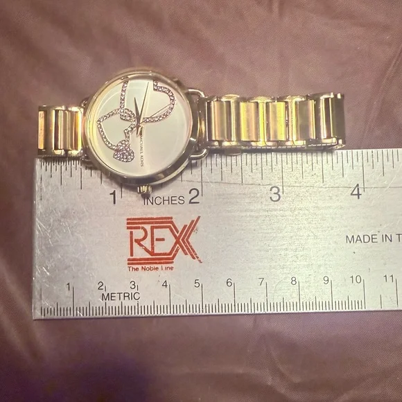 Michael Kors Portia Heart Gold-Tone Stainless Steel Bracelet  display picture 2